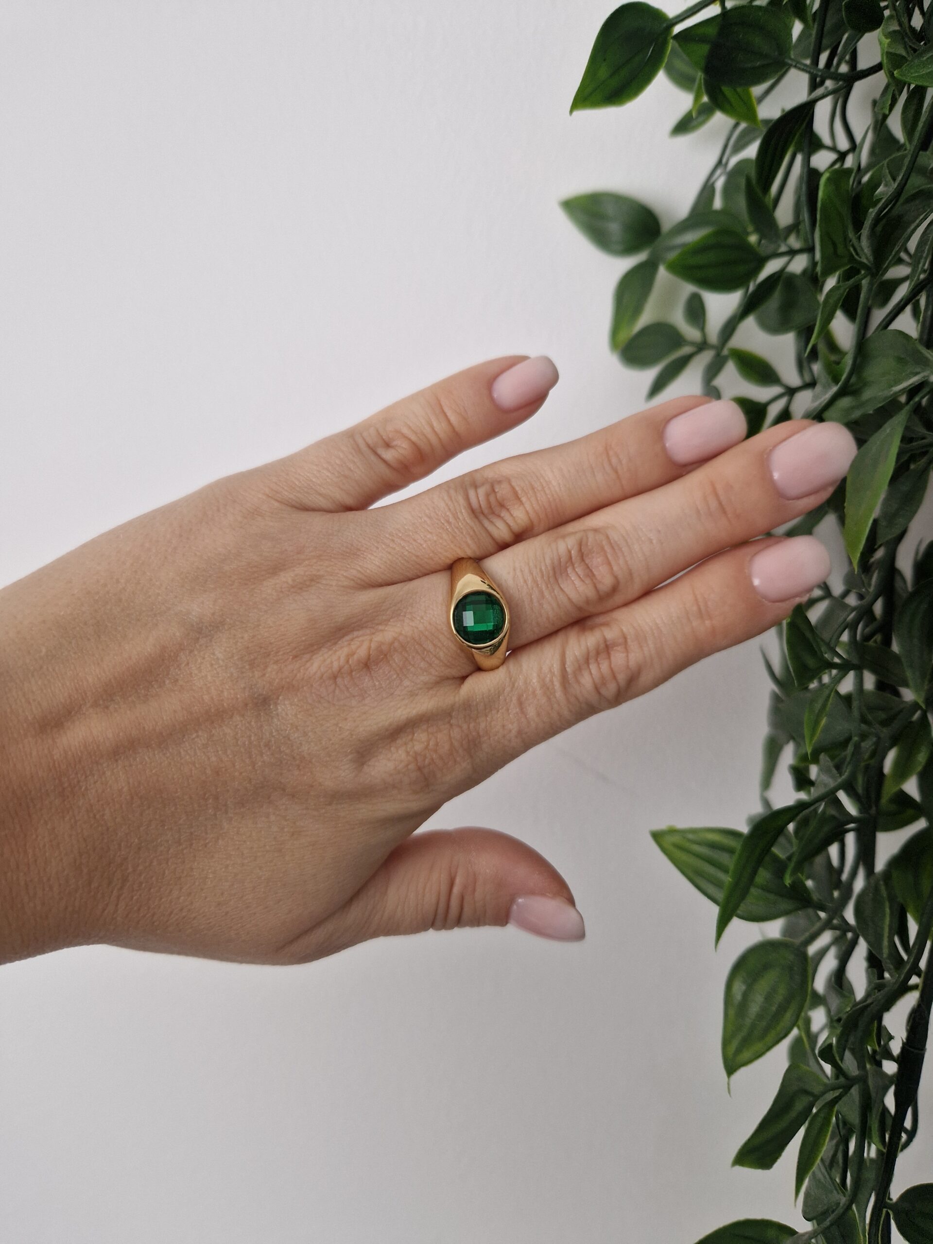 RINGS - GOLD GREEN GEM SIZE 9