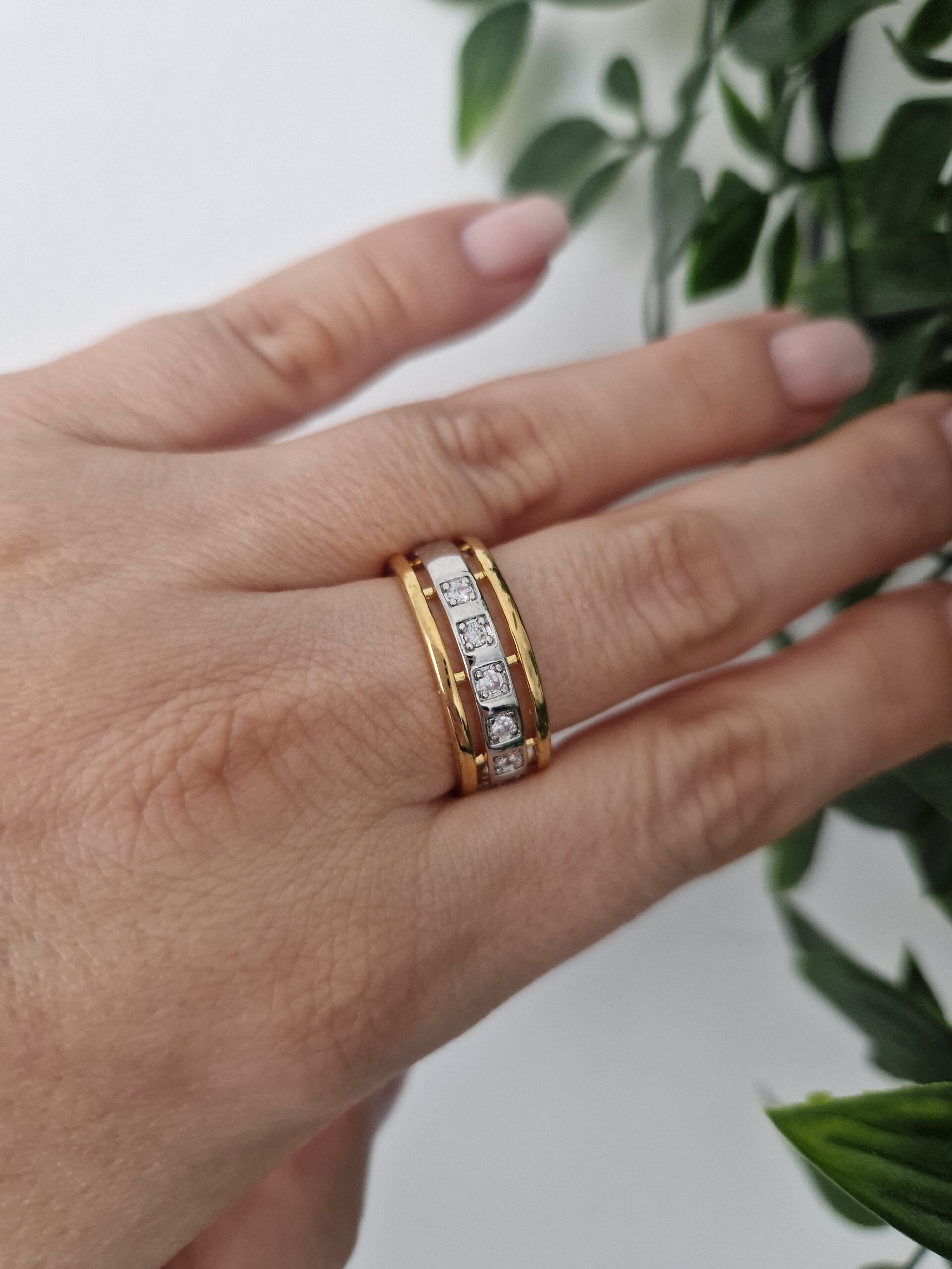 RINGS - GOLD SIZE 9 - Image 2