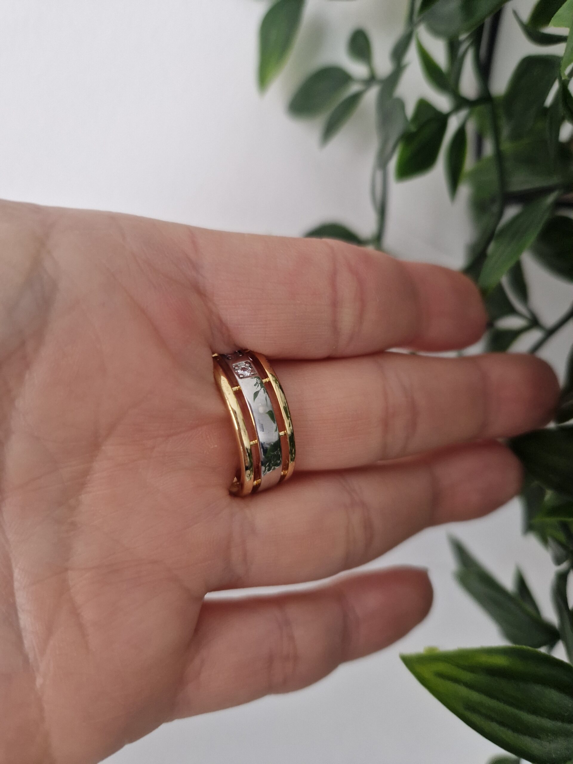 RINGS - GOLD SIZE 9 - Image 3