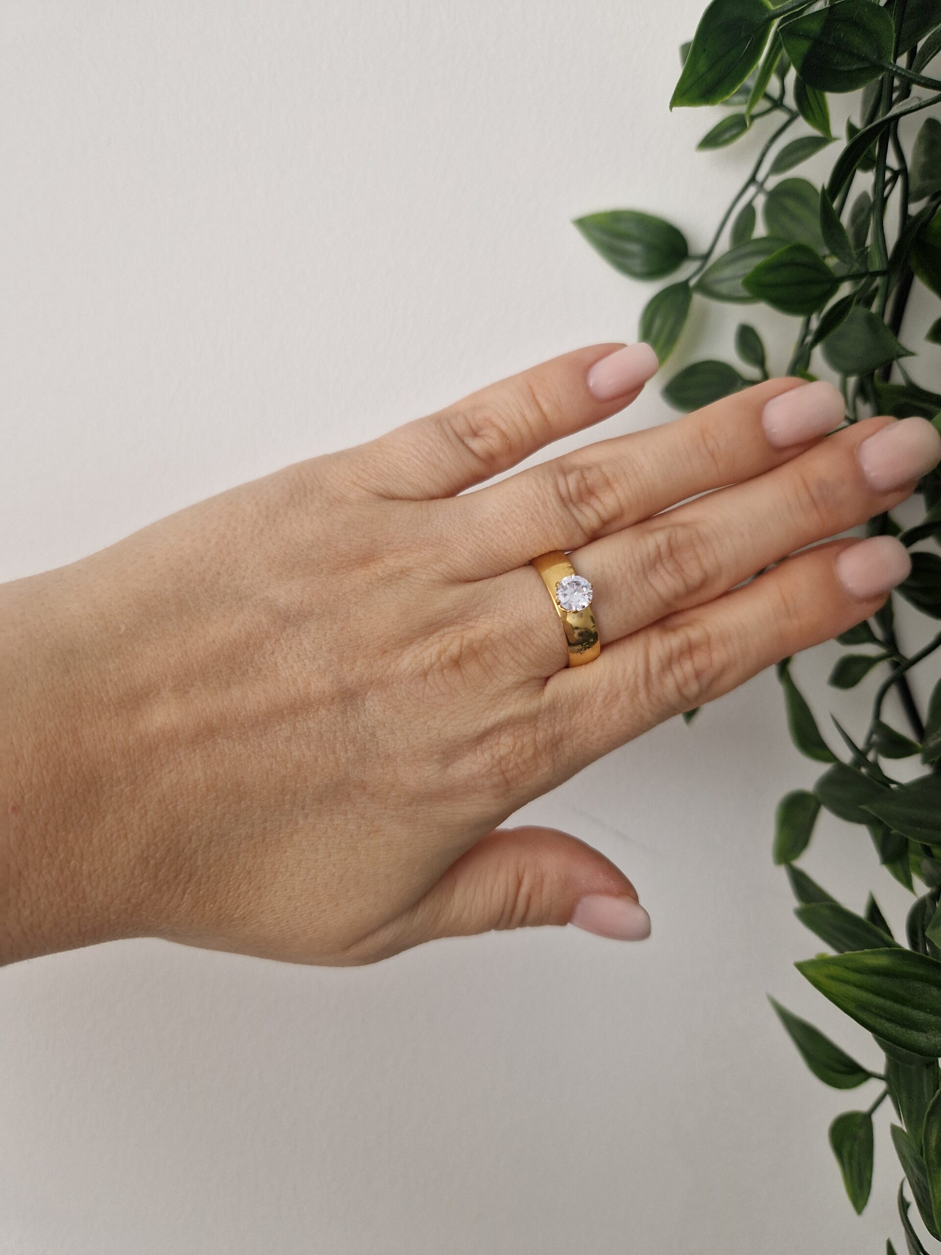 RINGS - GOLD ZIRCONIA SIZE 9