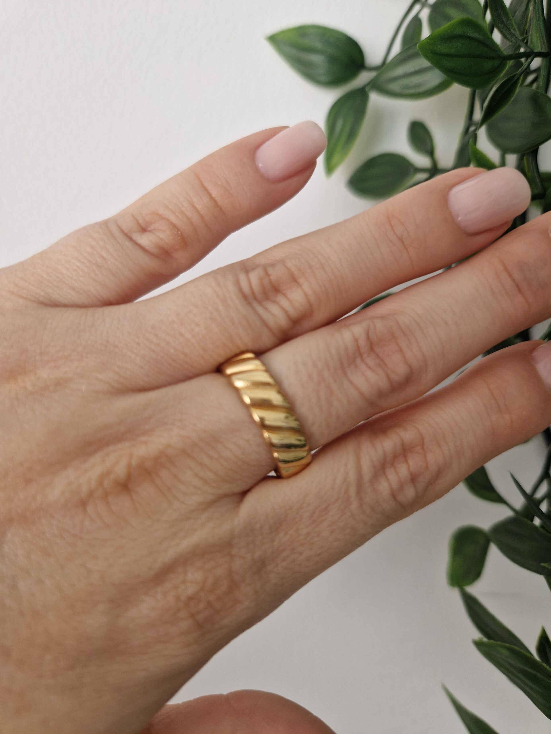 RINGS - GOLD SIZE 9 - Image 2