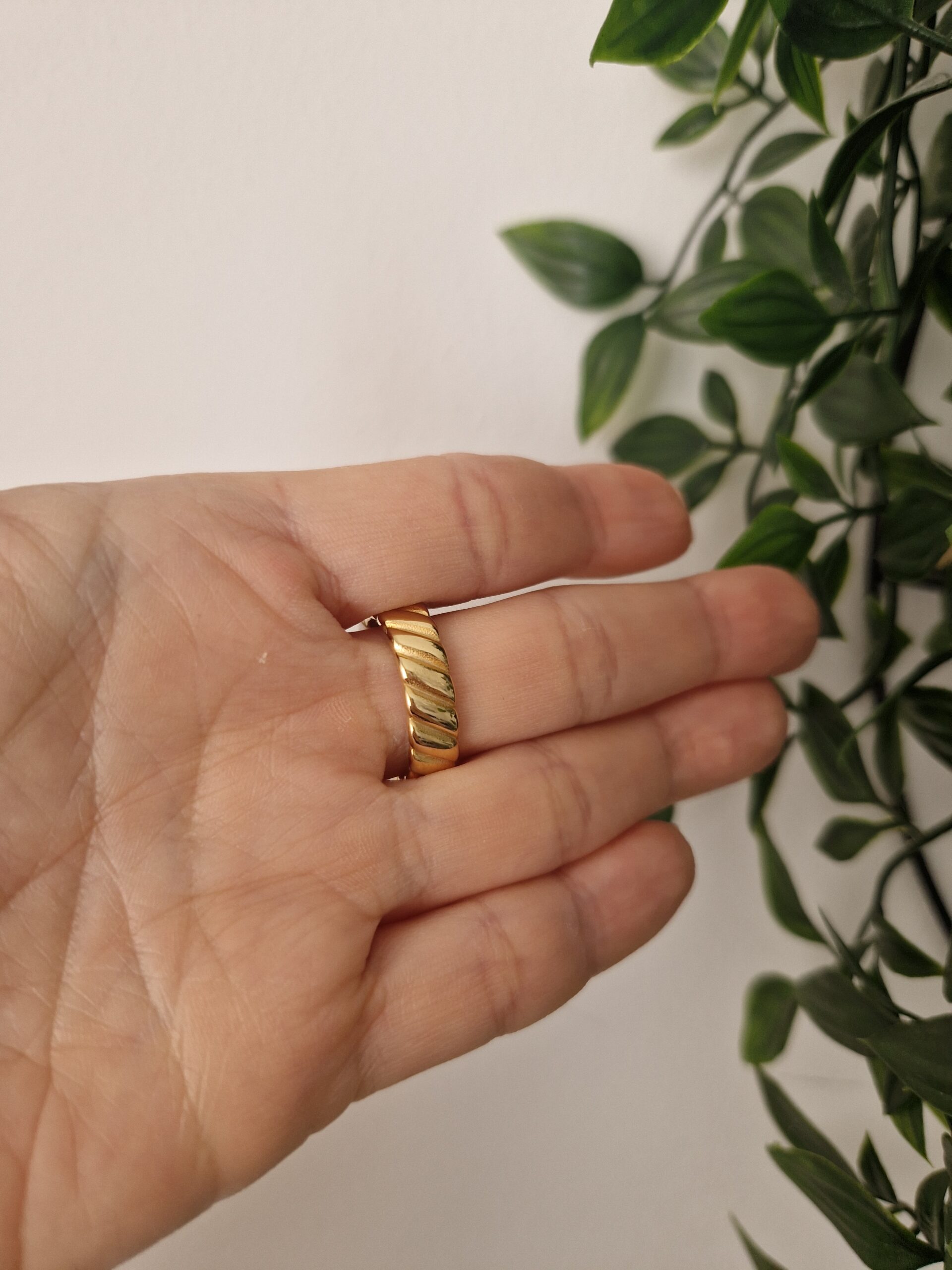 RINGS - GOLD SIZE 9 - Image 3