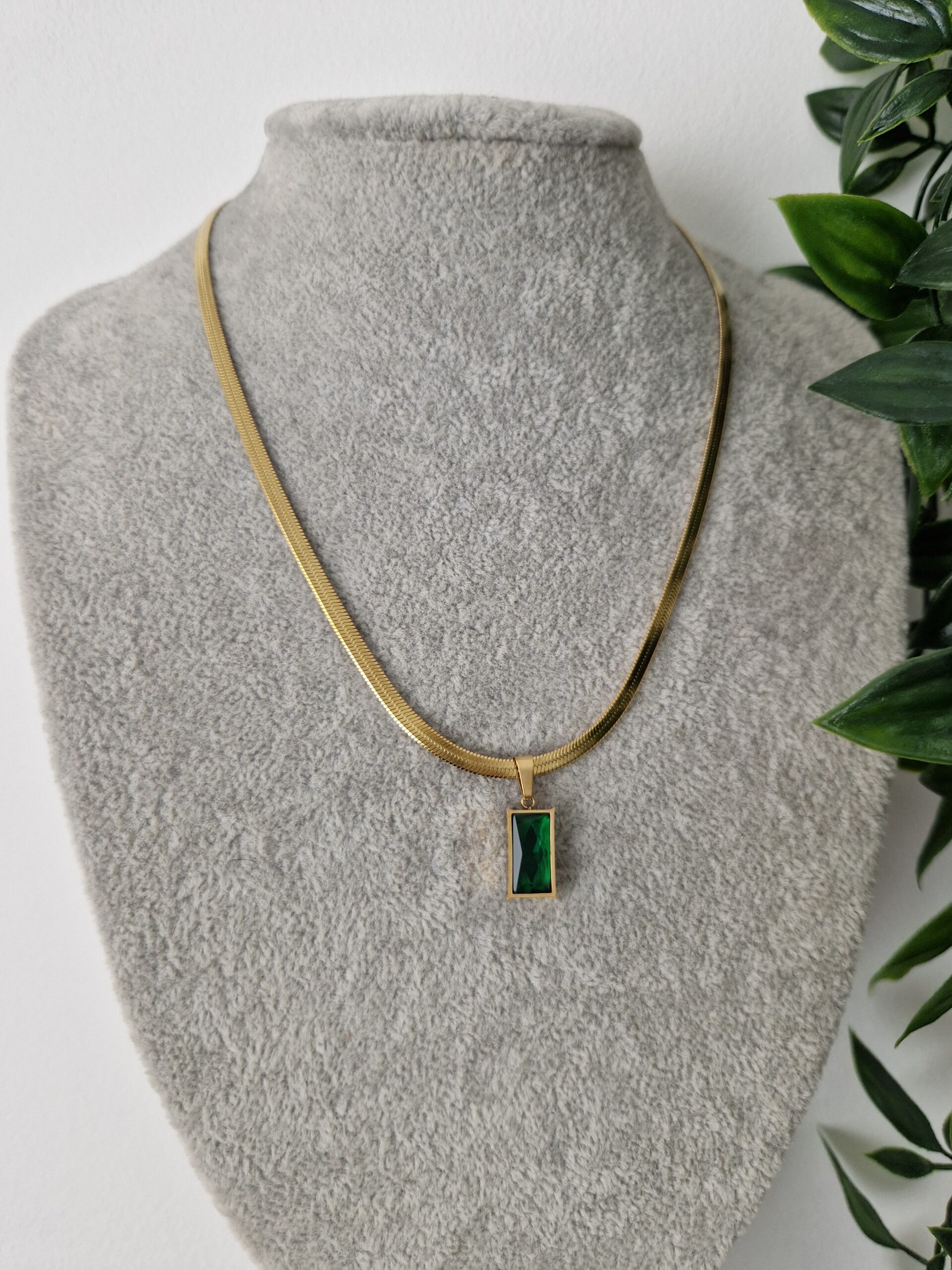 Luxurious Emerald Green Stone Snake Chain Necklace